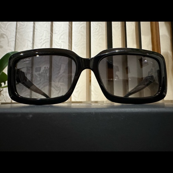Chanel Black Rectangle Sunglasses with Heart Charm - Picture 8 of 8